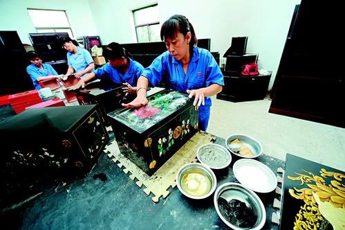 10   平遙推光漆器制作.jpg