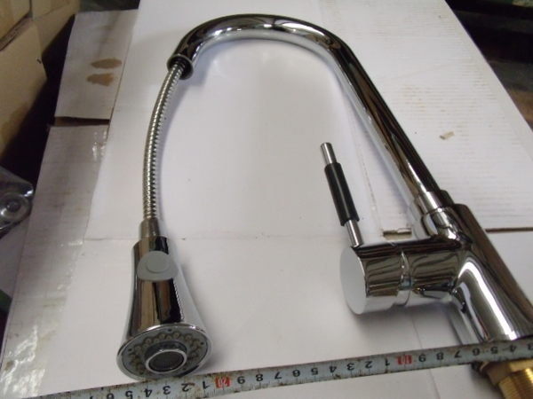 8     蓮蓬頭金屬水龍頭.jpg